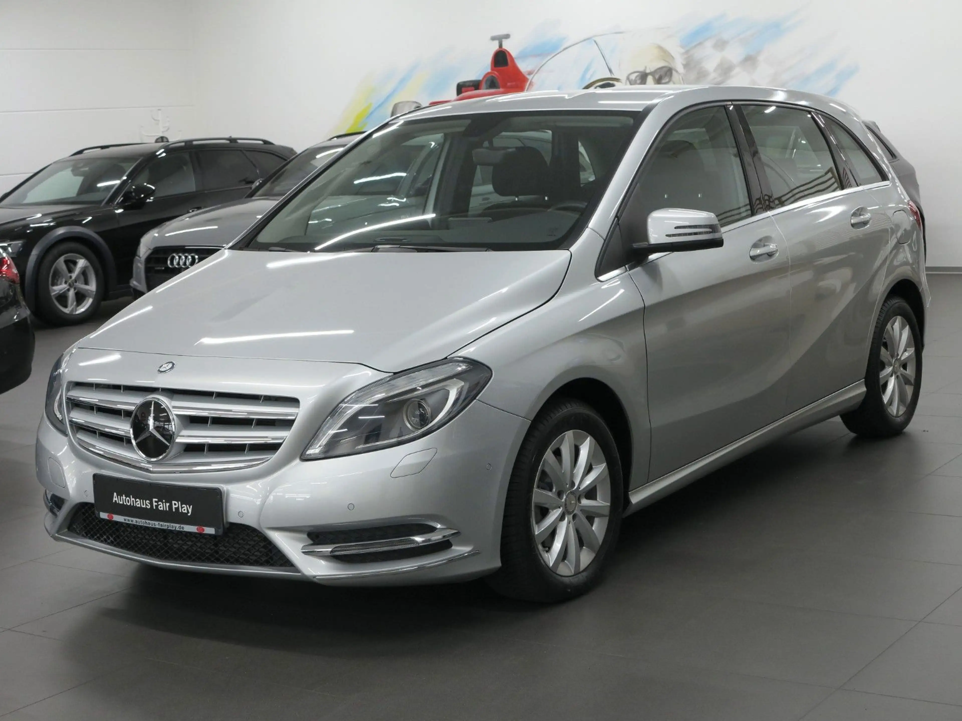 Mercedes-Benz B 180 Aut. BI-XENON/NAVI/31630KM/AHK/UNFALLFREI! — photo 3