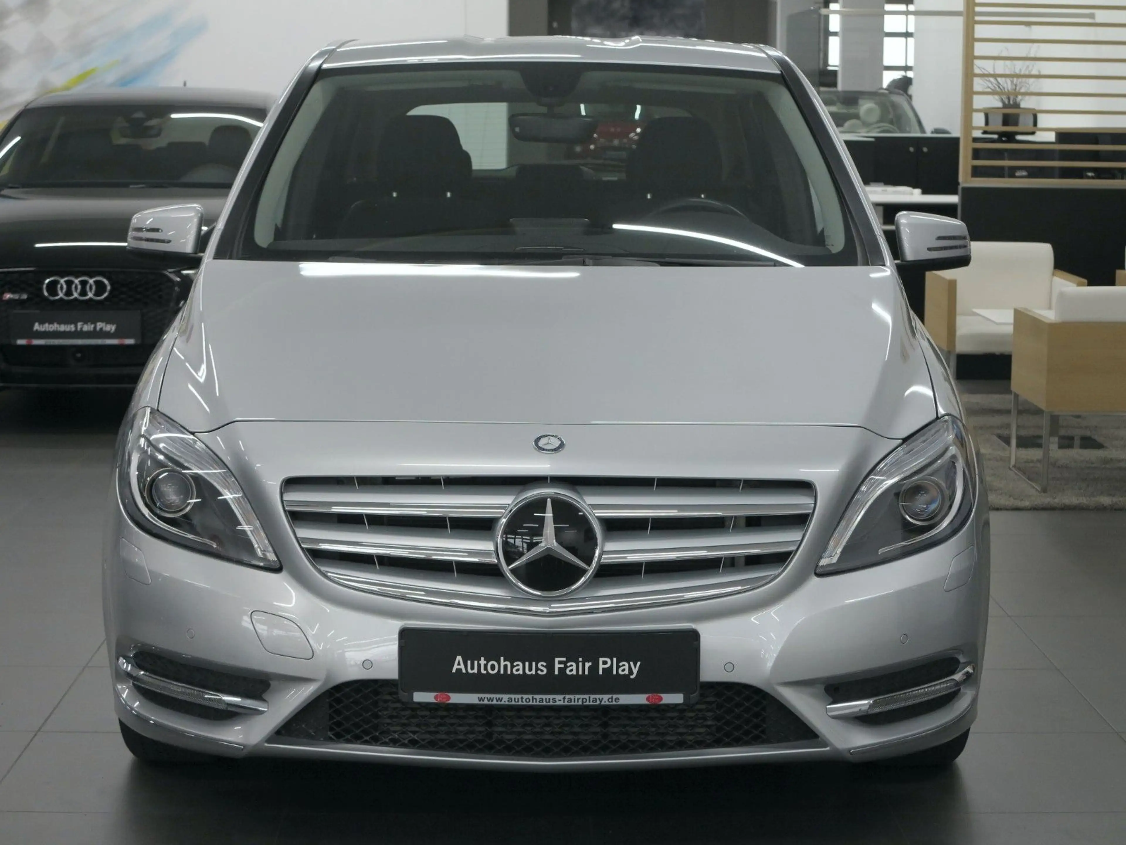 Mercedes-Benz B 180 Aut. BI-XENON/NAVI/31630KM/AHK/UNFALLFREI! — photo 2