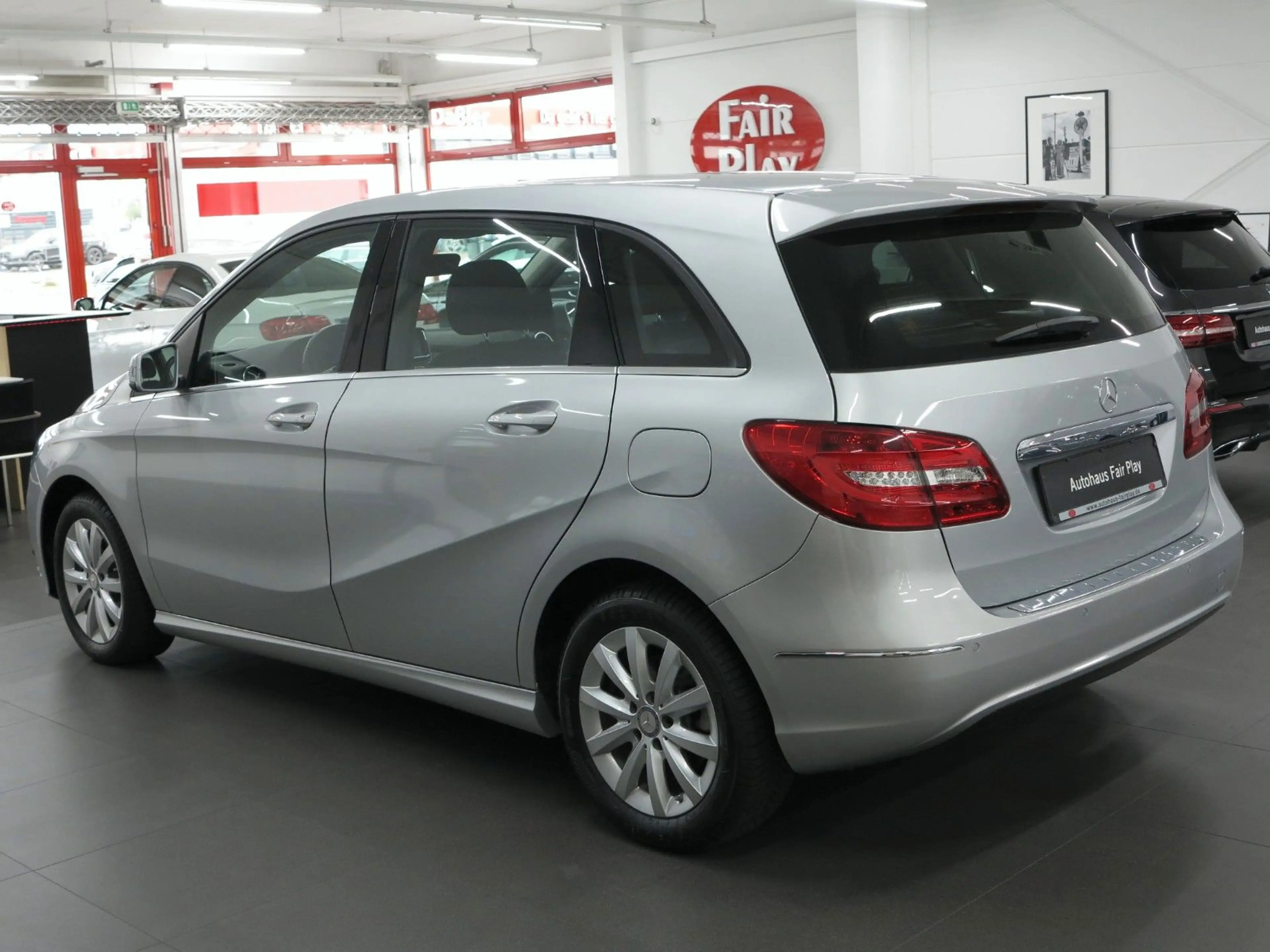 Mercedes-Benz B 180 Aut. BI-XENON/NAVI/31630KM/AHK/UNFALLFREI! — photo 6