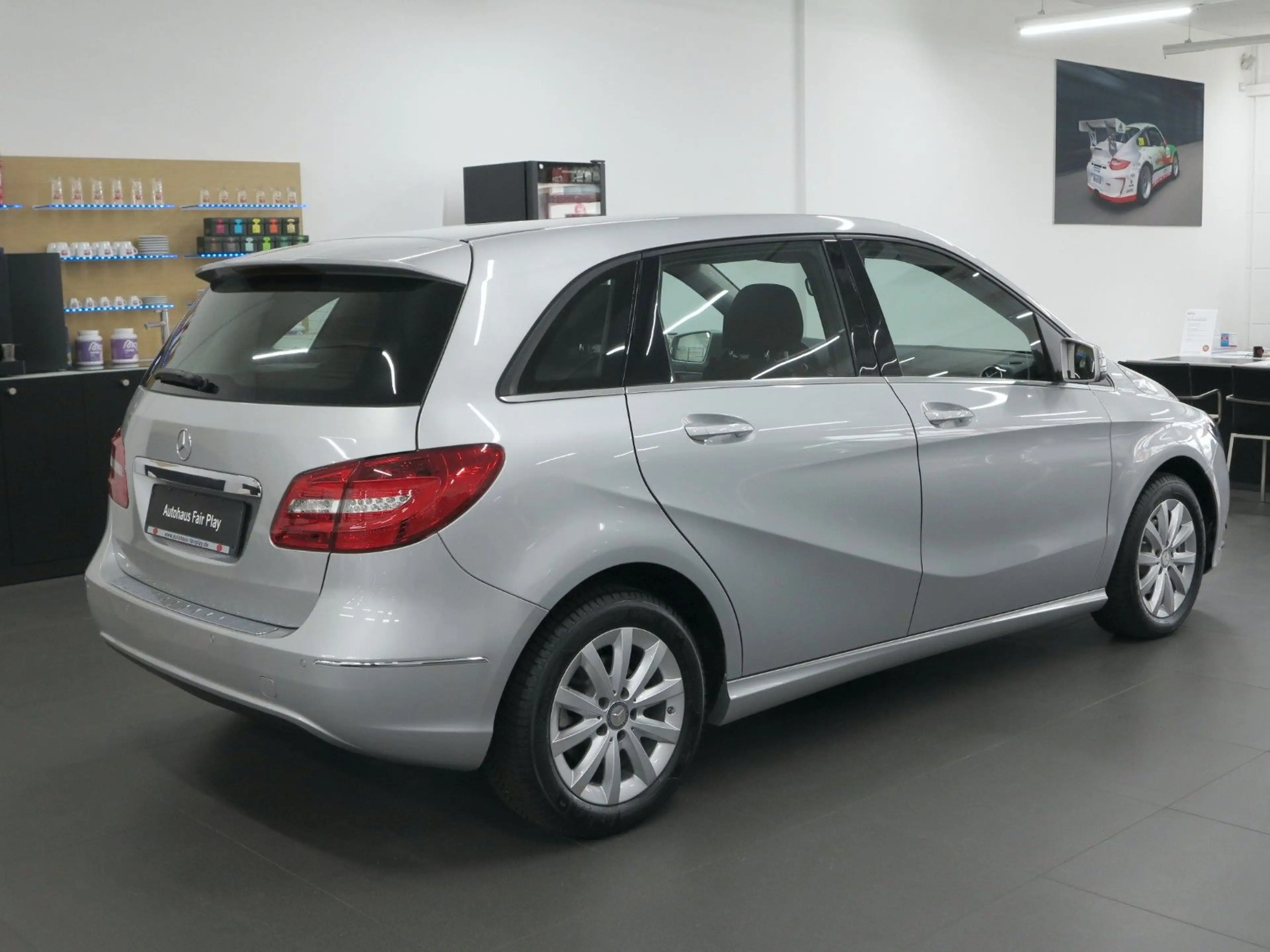 Mercedes-Benz B 180 Aut. BI-XENON/NAVI/31630KM/AHK/UNFALLFREI! — photo 4