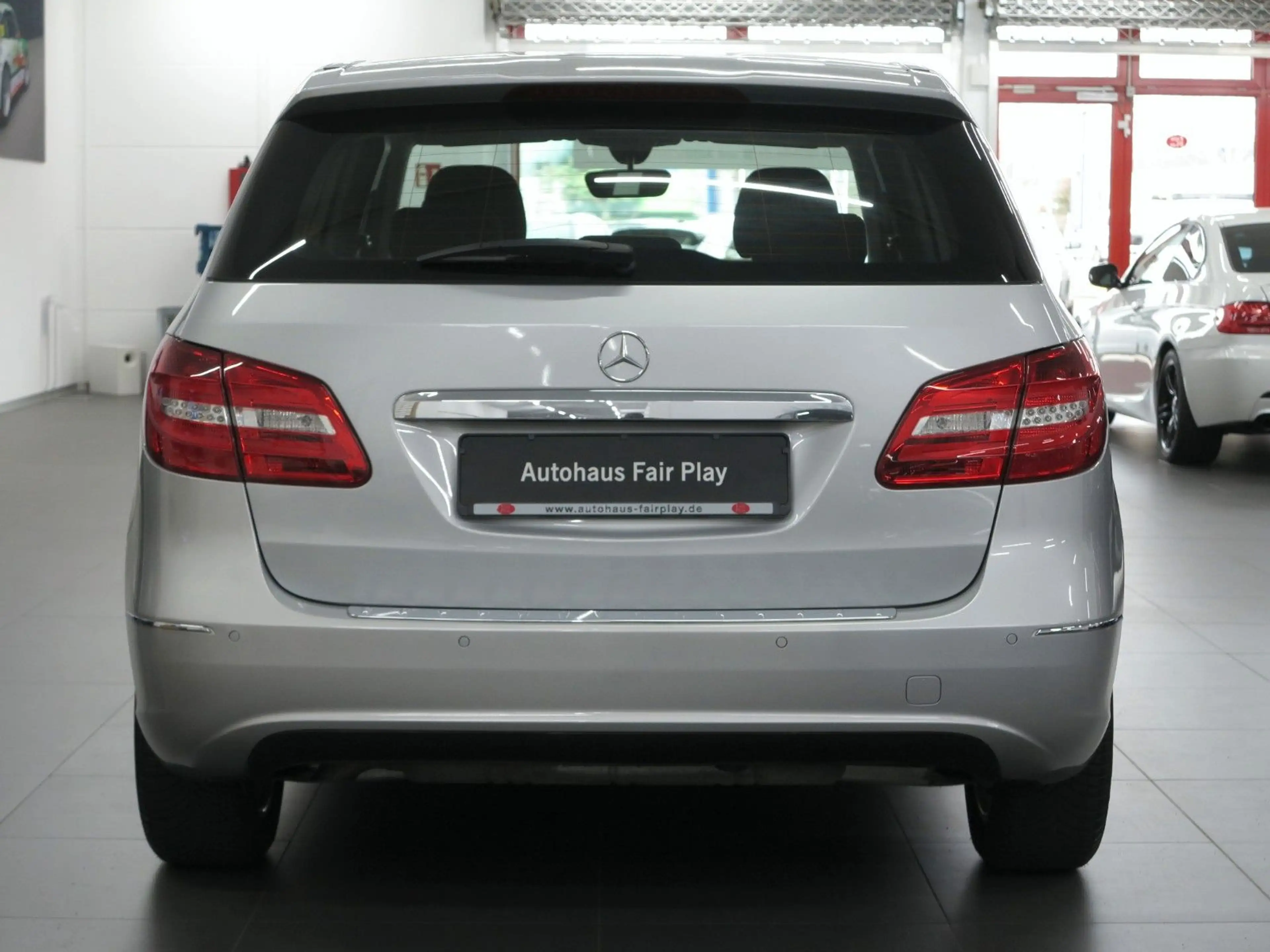Mercedes-Benz B 180 Aut. BI-XENON/NAVI/31630KM/AHK/UNFALLFREI! — photo 5