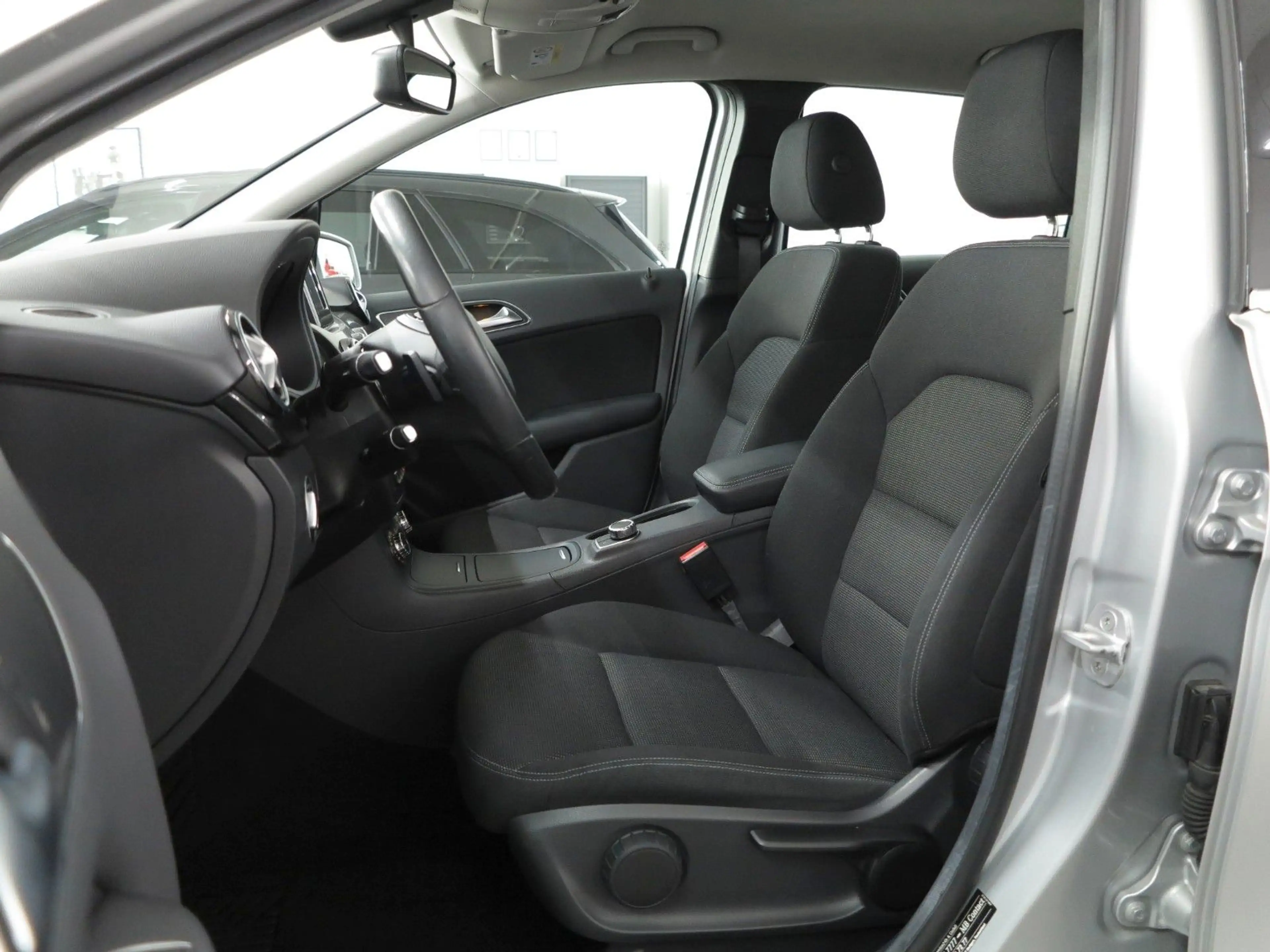 Mercedes-Benz B 180 Aut. BI-XENON/NAVI/31630KM/AHK/UNFALLFREI! — photo 15