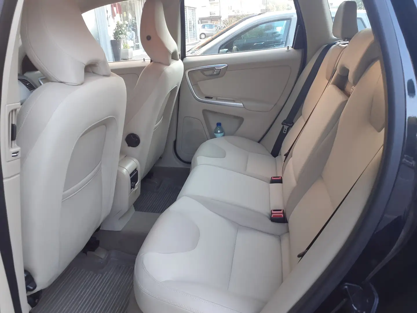 Volvo XC60 XC60  2.4 d4 (d3) Momentum AWD 163cv geartronic Nero - 2