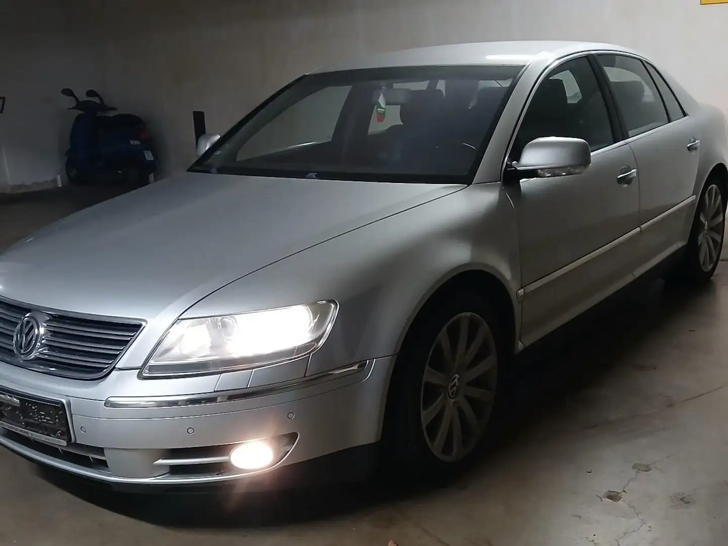 Volkswagen Phaeton Volkwagen Phaeton 5.0 TDI -V 10 srebrna - 1