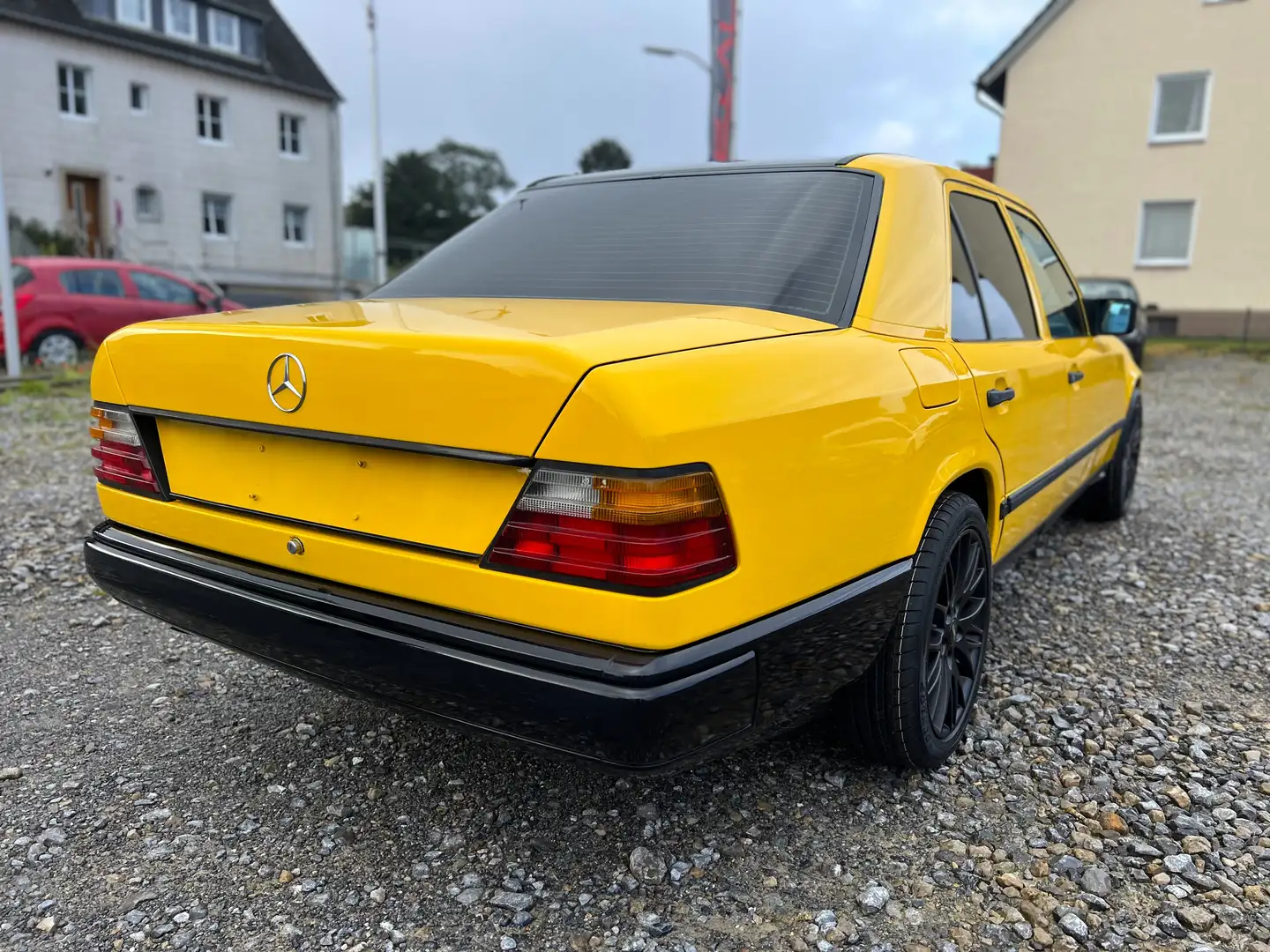 Mercedes-Benz E 250 D Yellow - 2