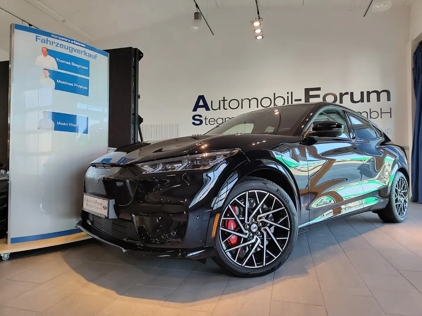 Ford Mustang Mach-E GT 99kWh AWD *PANORAMADACH* Zwart - 1