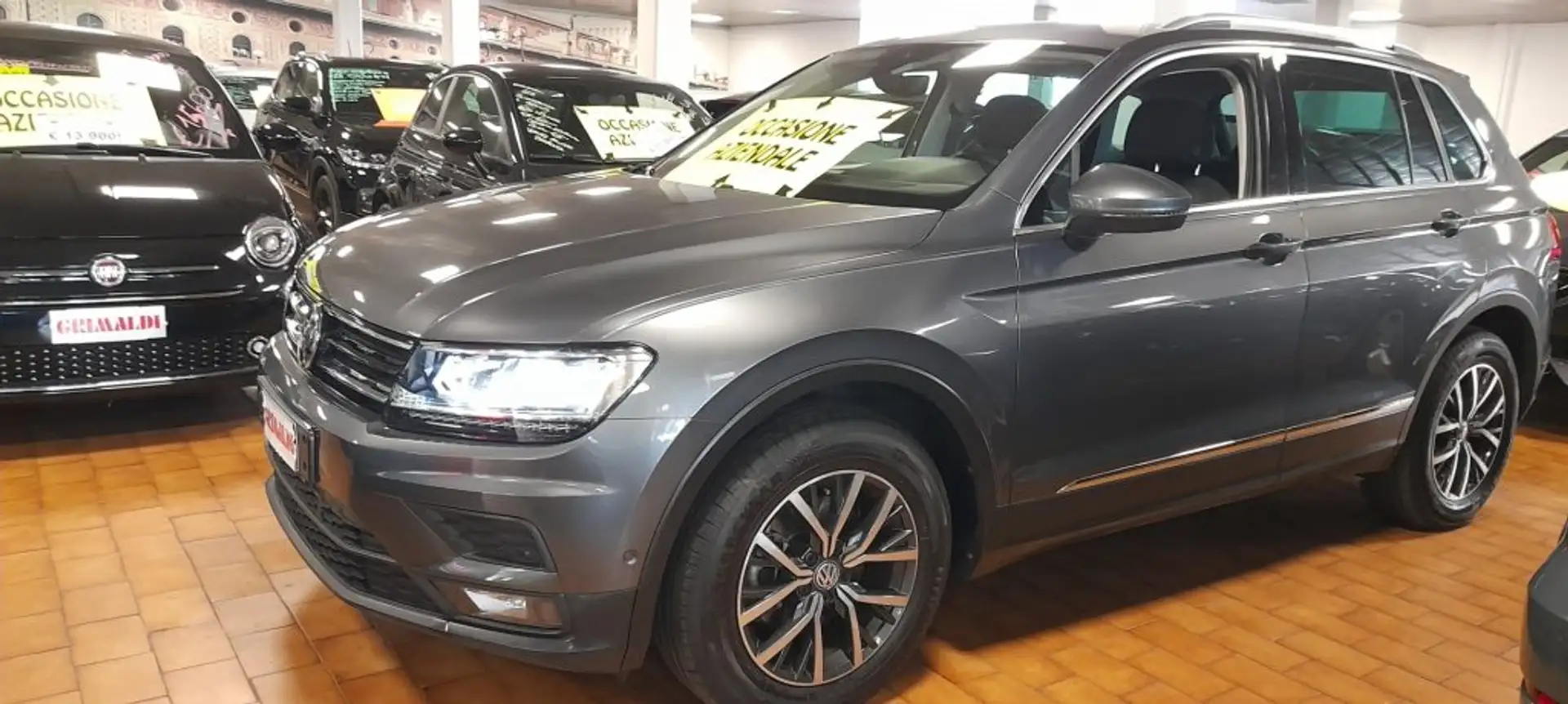 Volkswagen Tiguan 2.0 TDI SCR DSG Business NAVI LED VIDEO Grau - 2