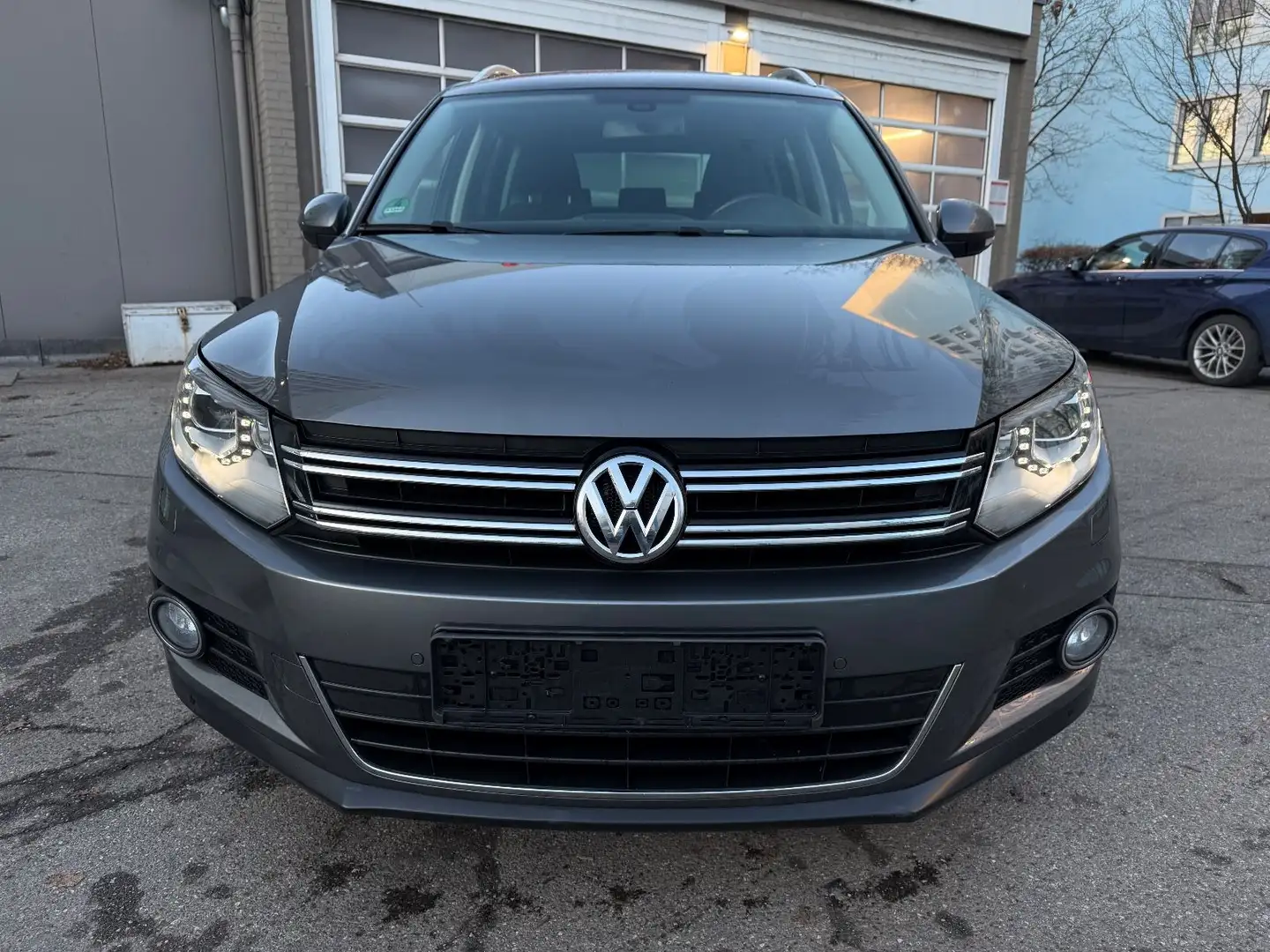 Volkswagen Tiguan Sport & Style 4Motion NAVI-XENON-STANDH. Grau - 2