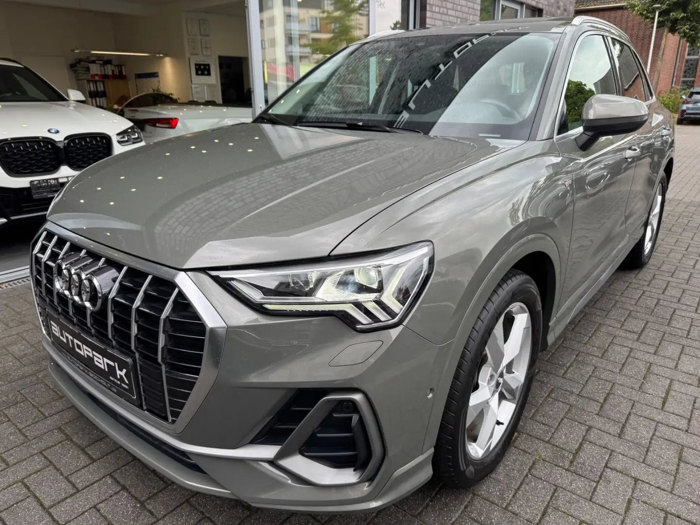 Audi Q3 40 TDI quattro S line Pano*Matrix*19*ACC*360° Grau - 1