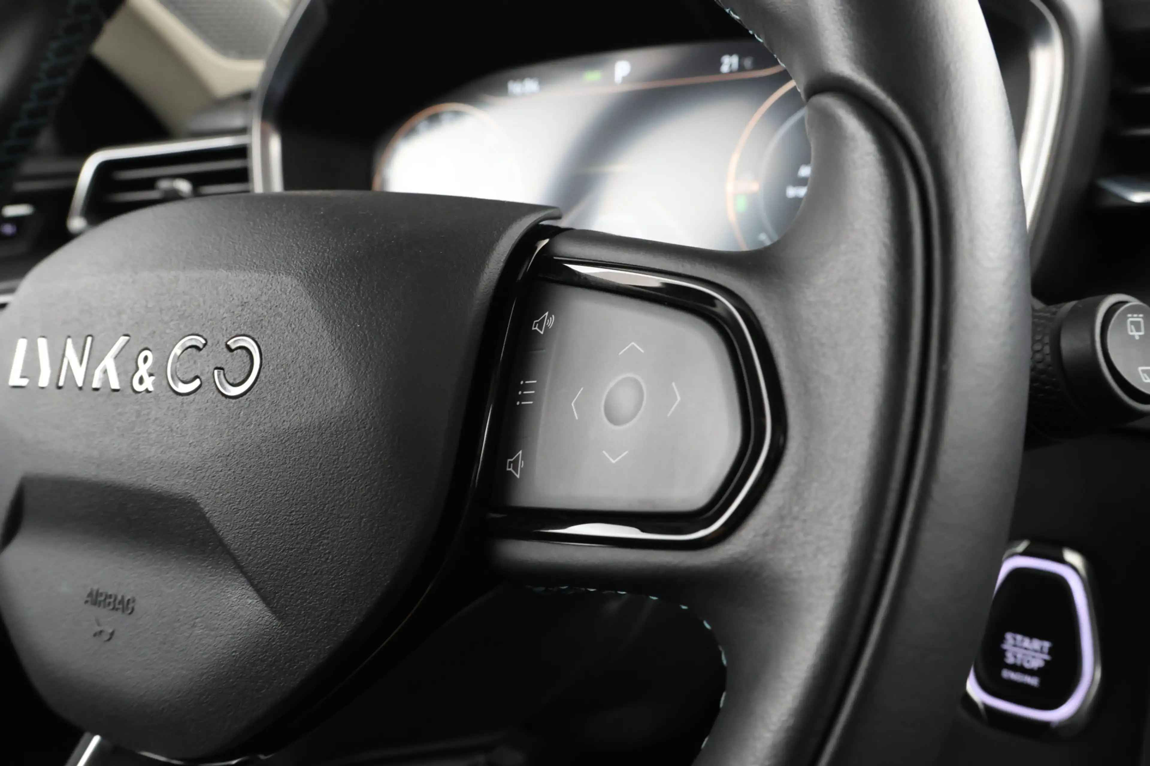 Lynk & Co 01 1.5 Full black, Panorama, Applecarplay — photo 35
