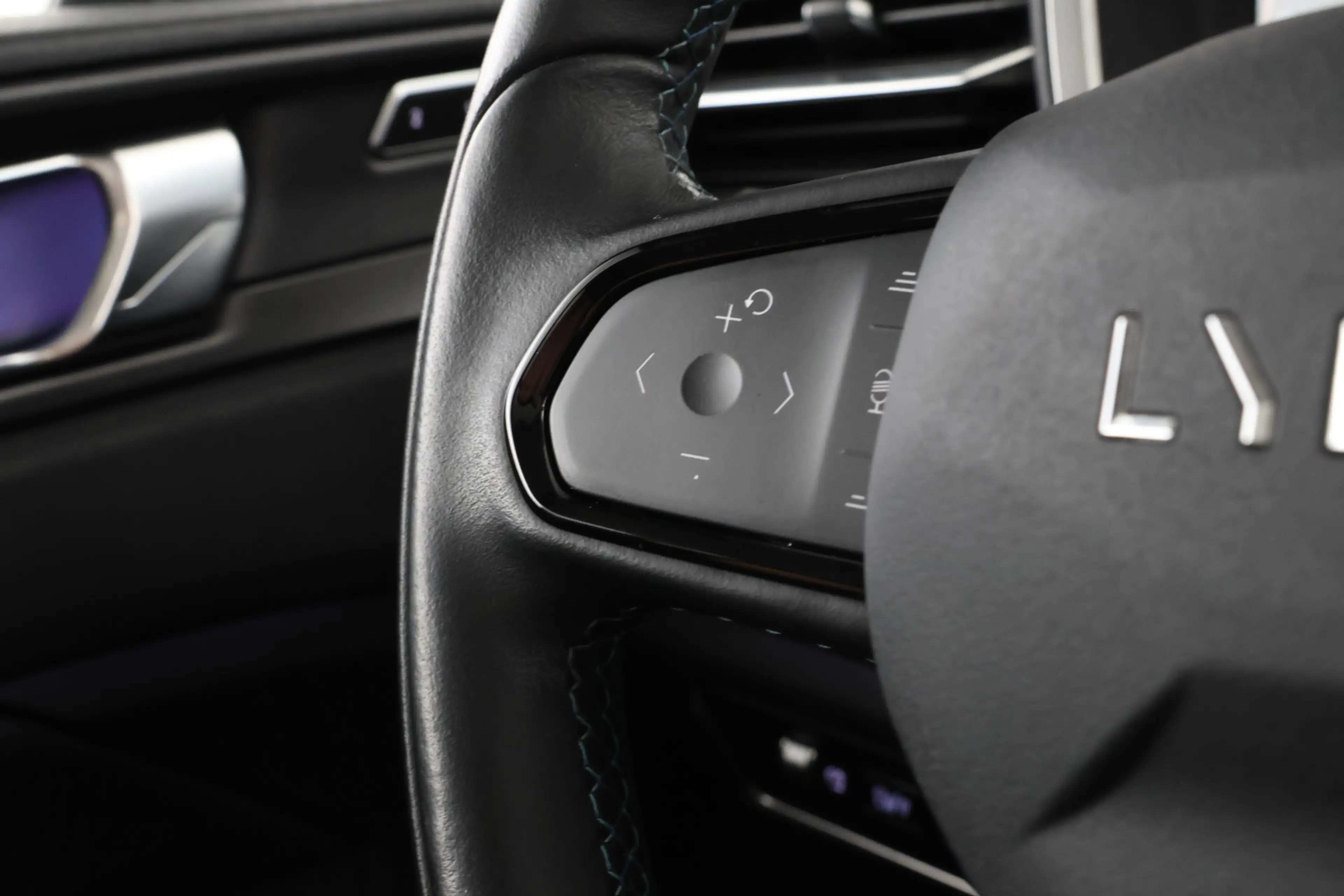 Lynk & Co 01 1.5 Full black, Panorama, Applecarplay — photo 36