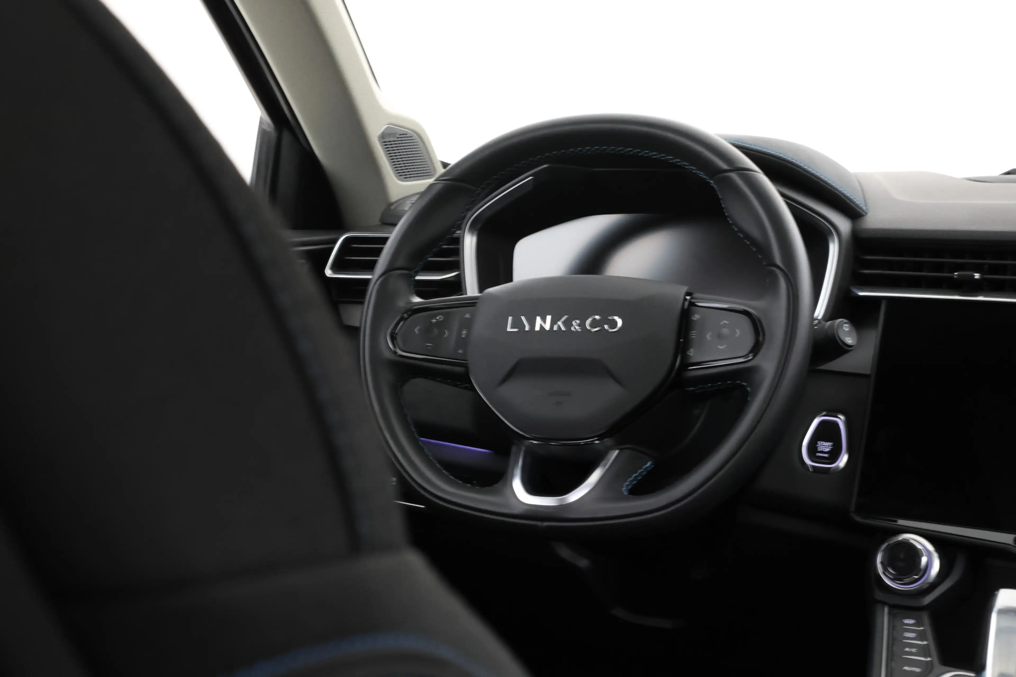 Lynk & Co 01 1.5 Full black, Panorama, Applecarplay — photo 23