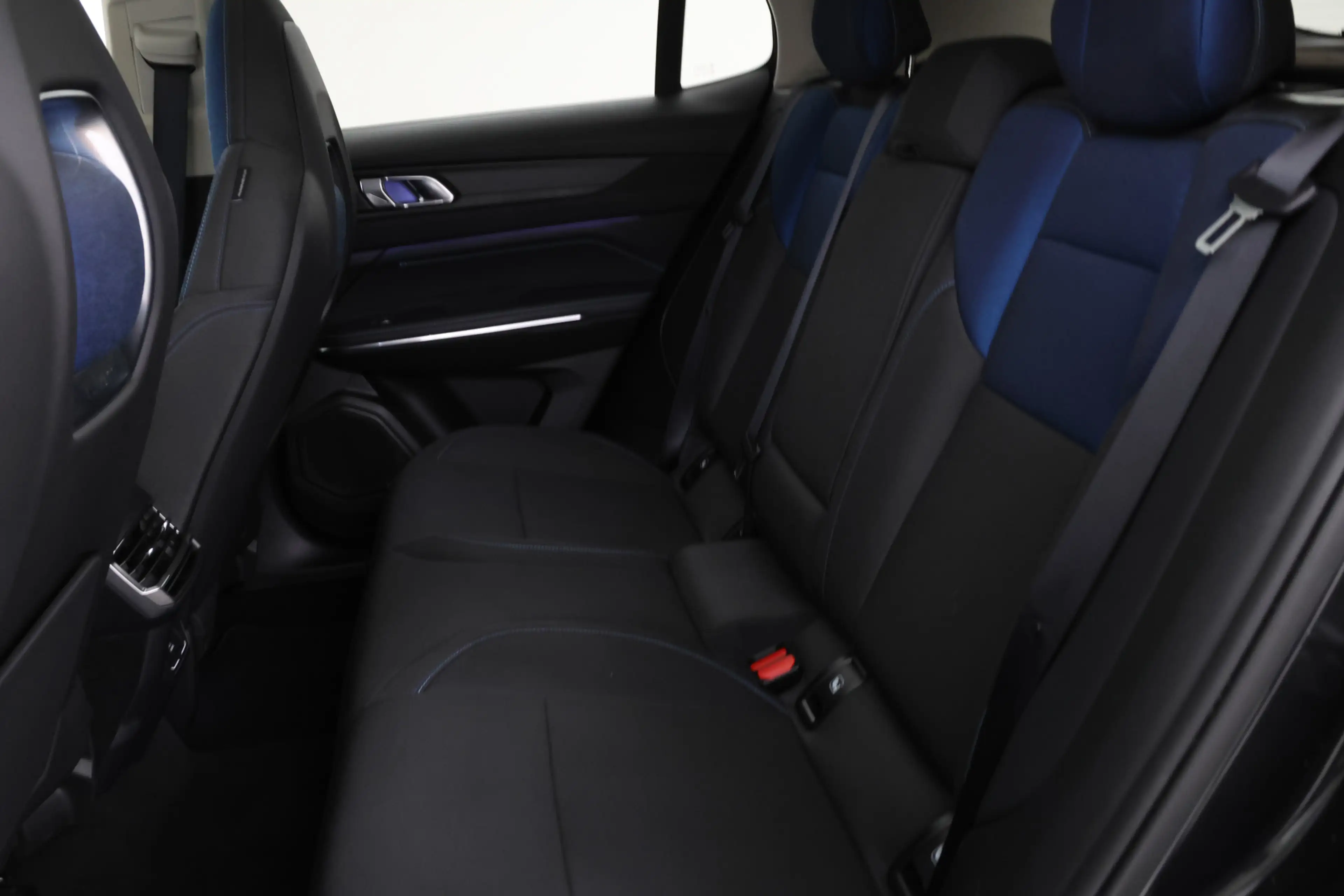 Lynk & Co 01 1.5 Full black, Panorama, Applecarplay — photo 19
