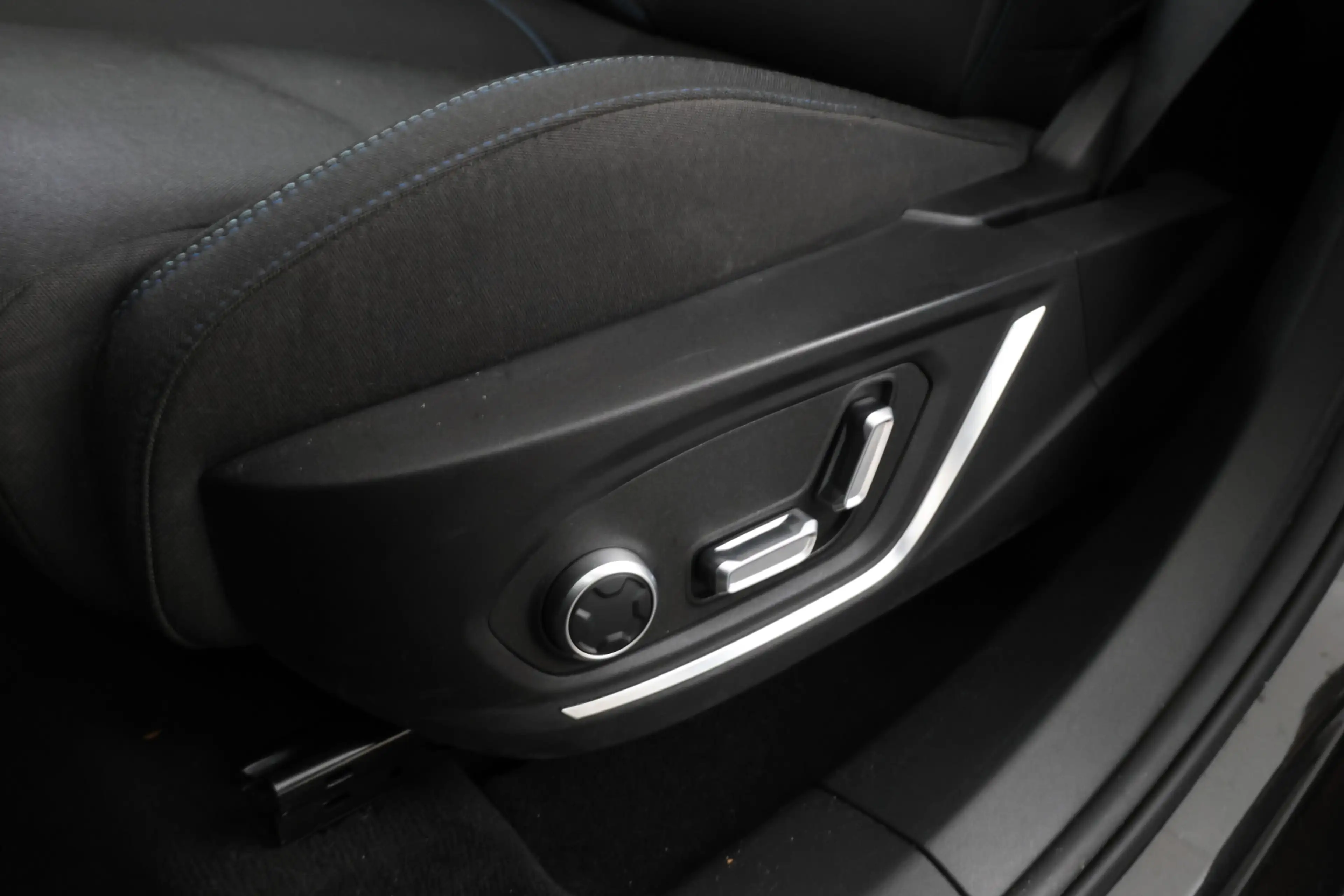 Lynk & Co 01 1.5 Full black, Panorama, Applecarplay — photo 26
