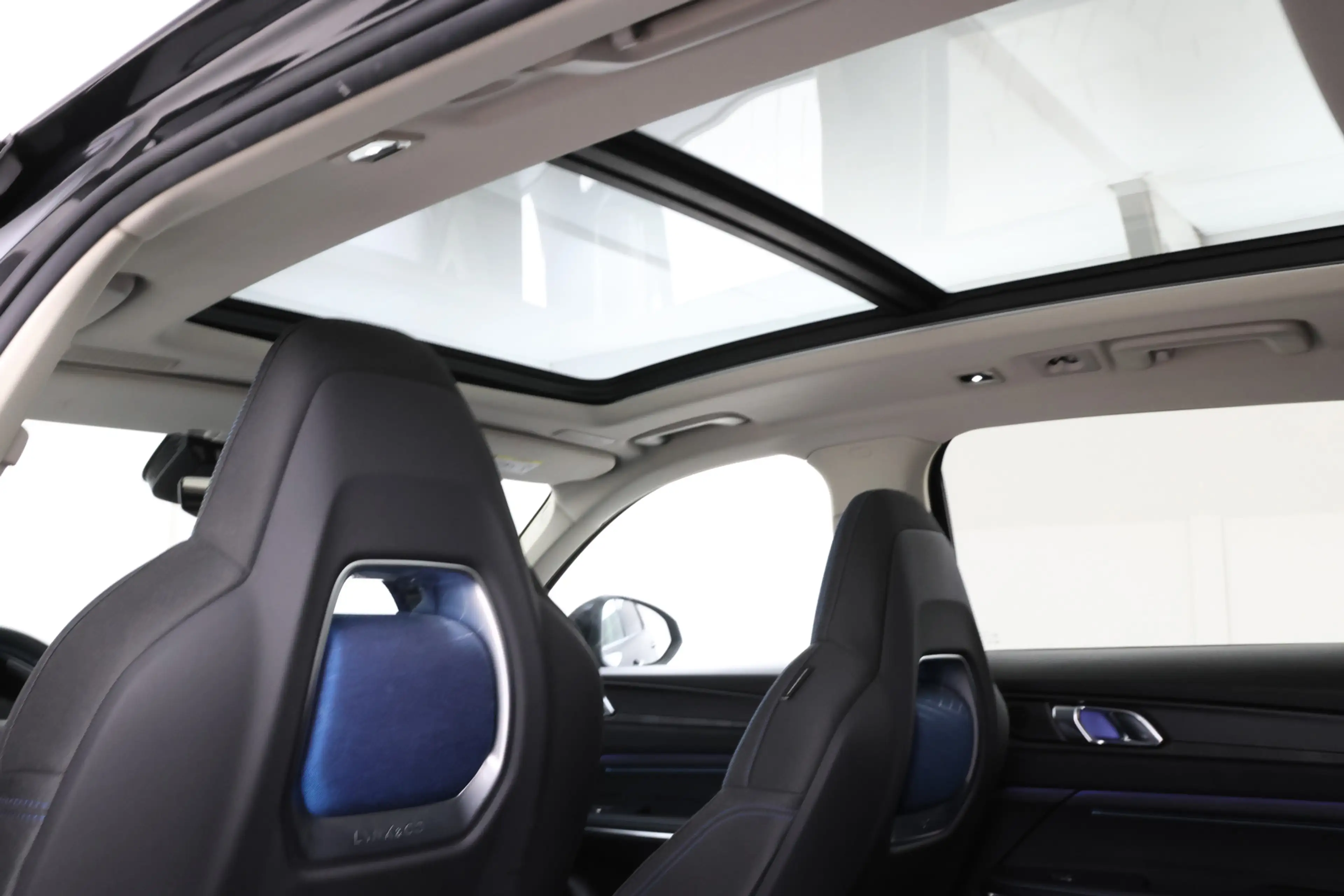 Lynk & Co 01 1.5 Full black, Panorama, Applecarplay — photo 21