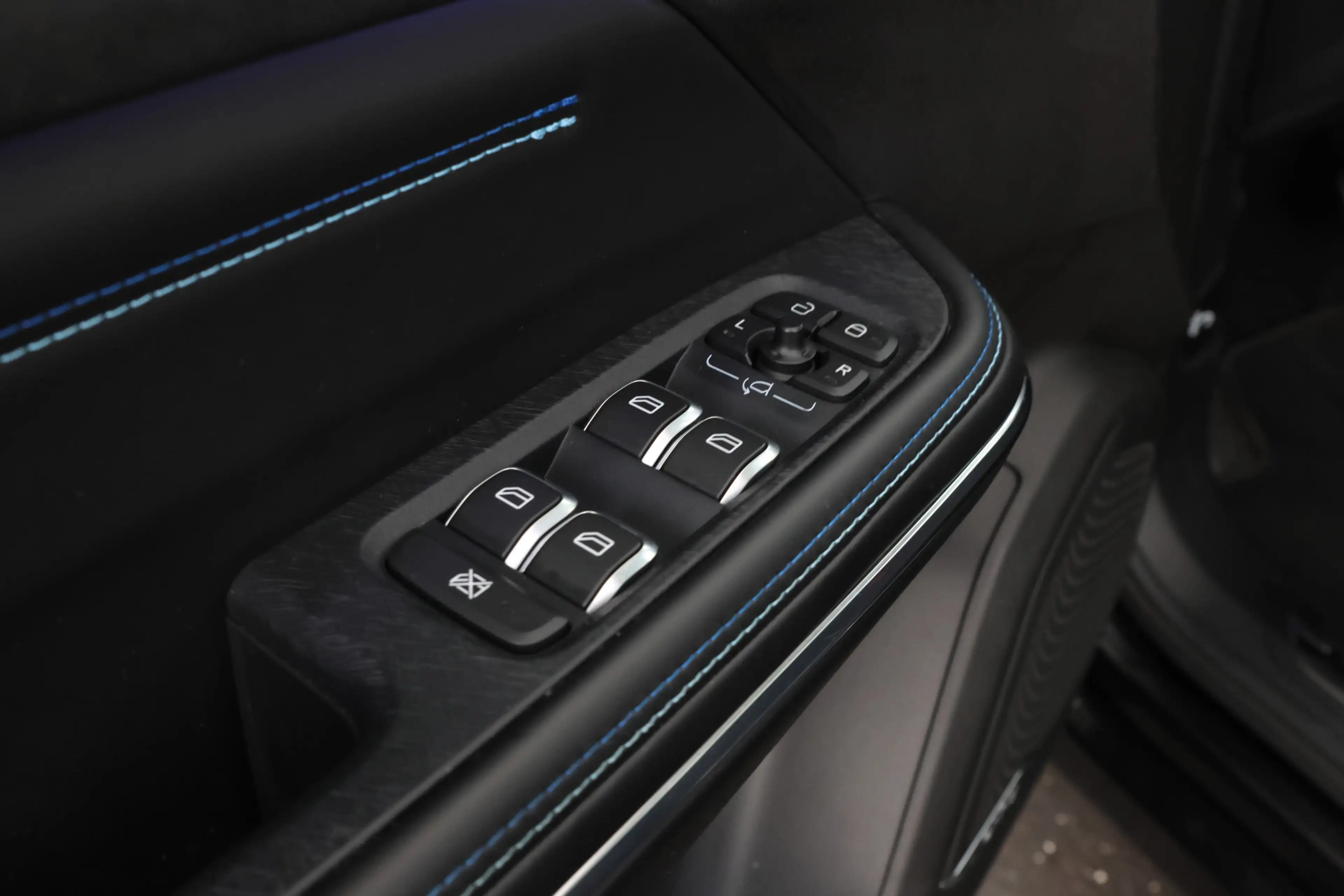 Lynk & Co 01 1.5 Full black, Panorama, Applecarplay — photo 24