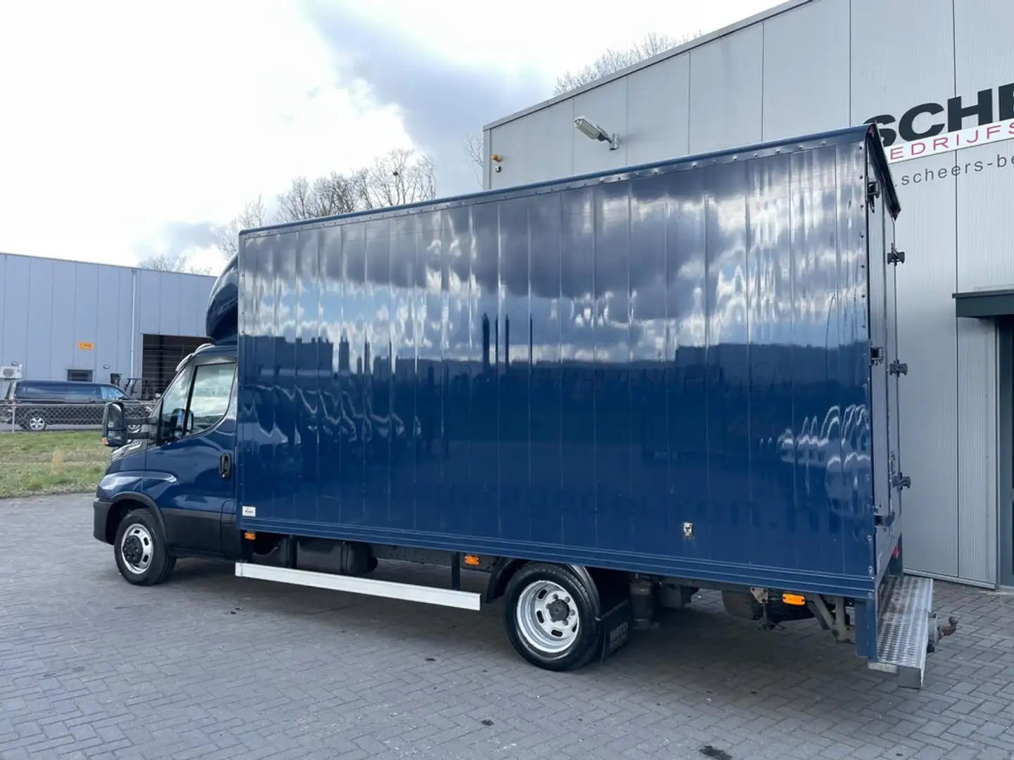 Iveco Daily 35C18 Aut. Bakwagen Airco | Navigatie | Luchtverin Blauw - 2