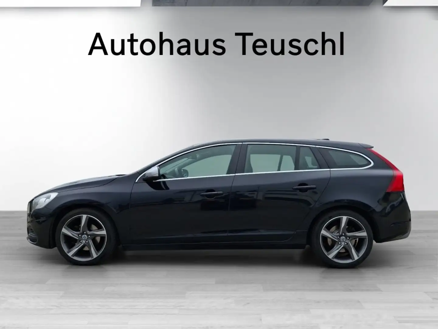Volvo V60 D3 R-Design Schwarz - 2