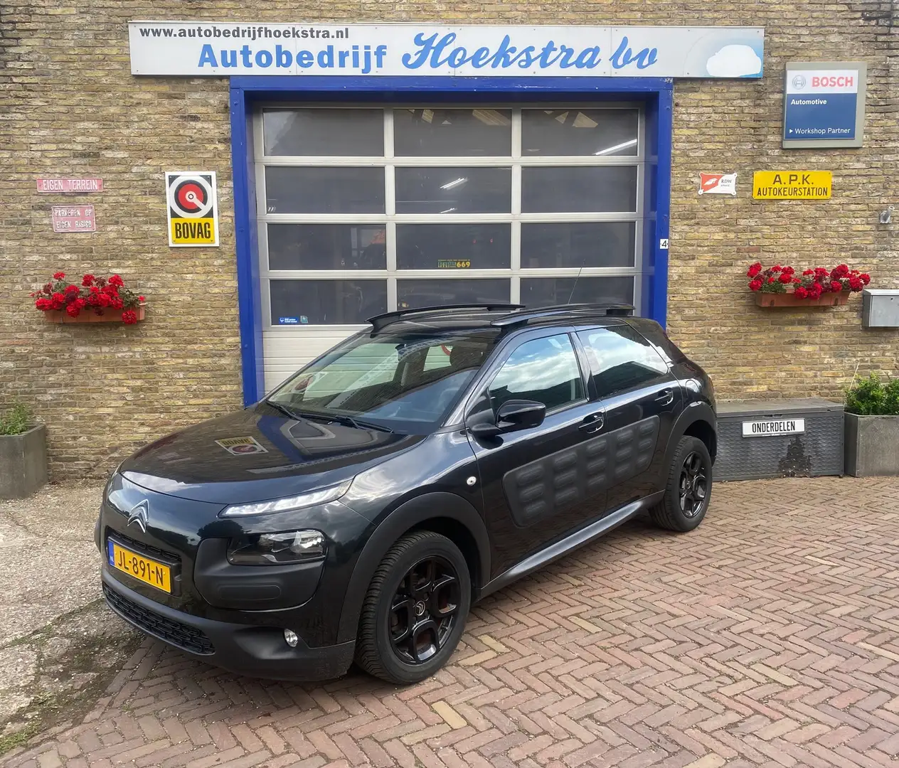 Citroen C4 Cactus 1.2 PureTech Feel Zwart - 2