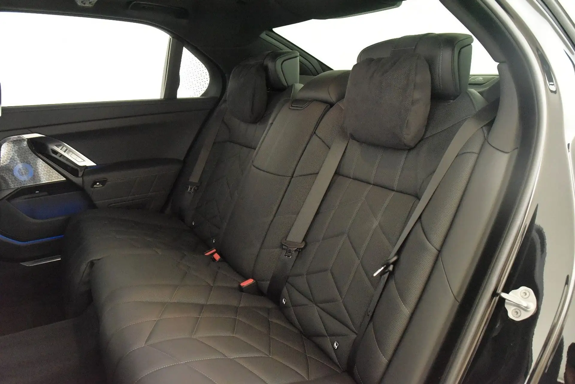BMW 7 Series 740d 2026 건메탈 사진 7