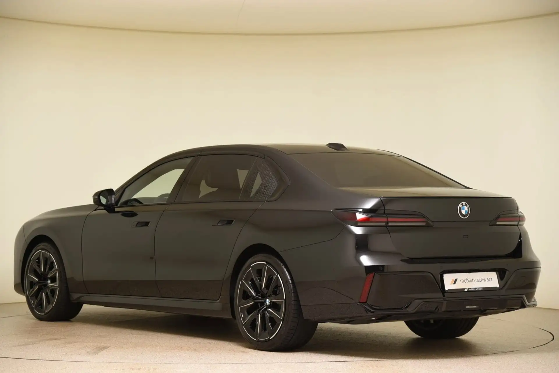 BMW 7 Series 740d 2026 건메탈 사진 2