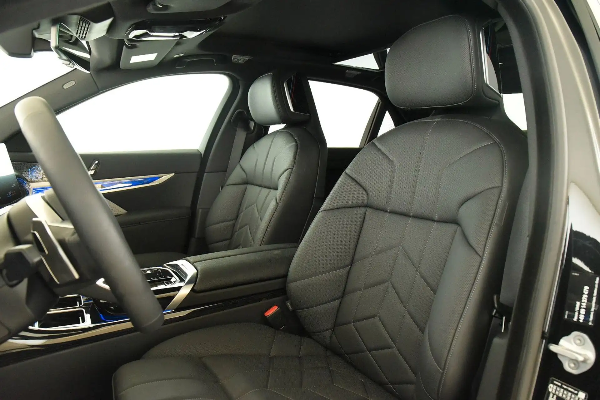 BMW 7 Series 740d 2026 건메탈 사진 6