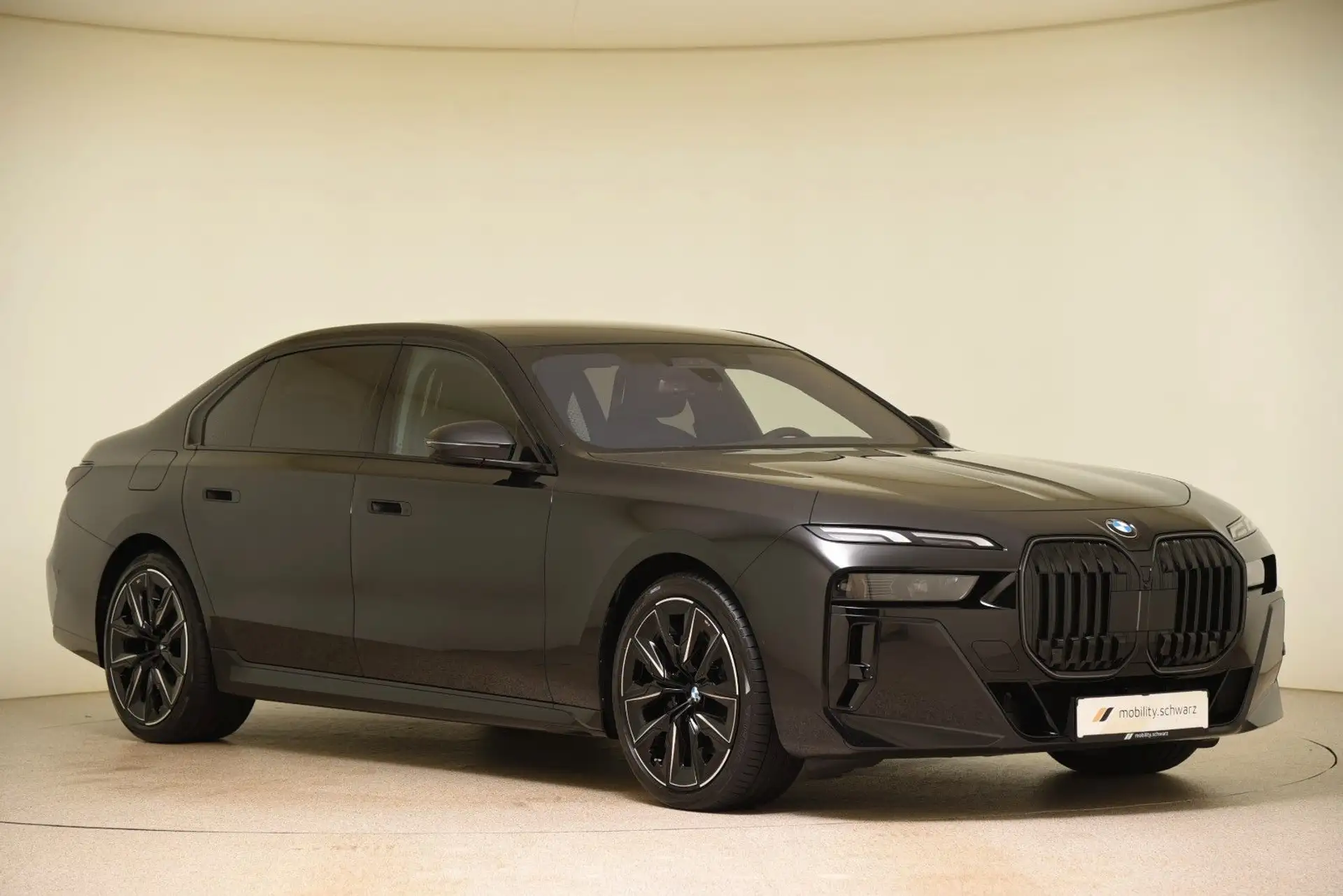 BMW 7 Series 740d 2026 건메탈 사진 4