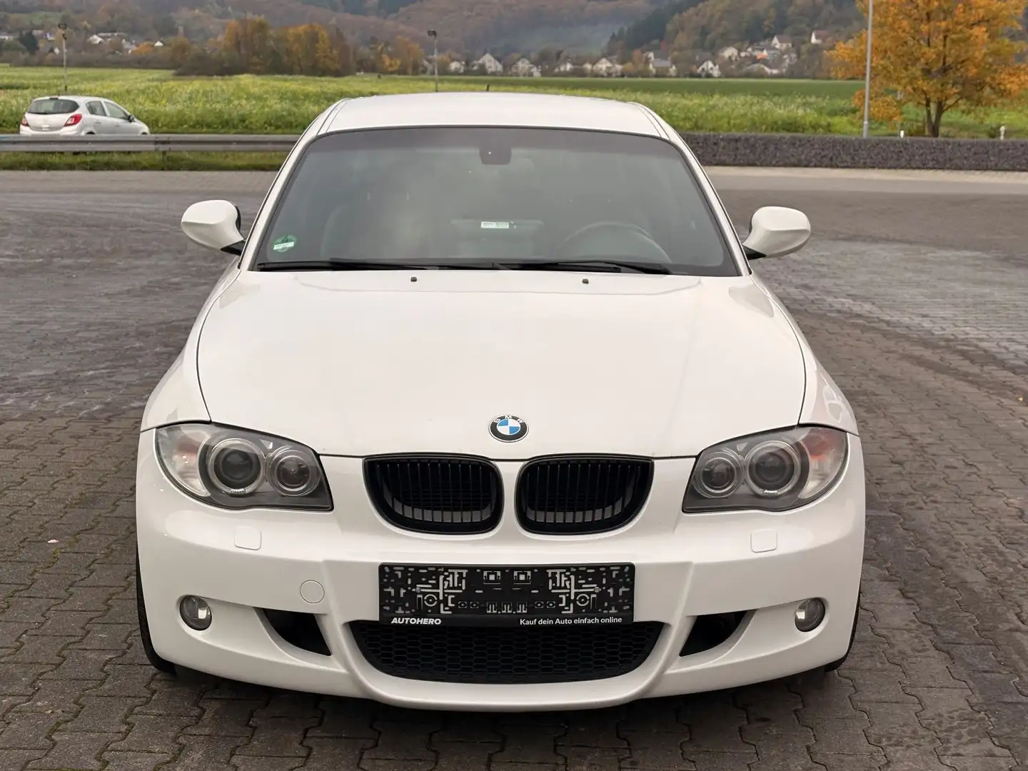 BMW 120 i M Navi CarPlay AUTOMATIK Leder 1Hand Blanc - 2