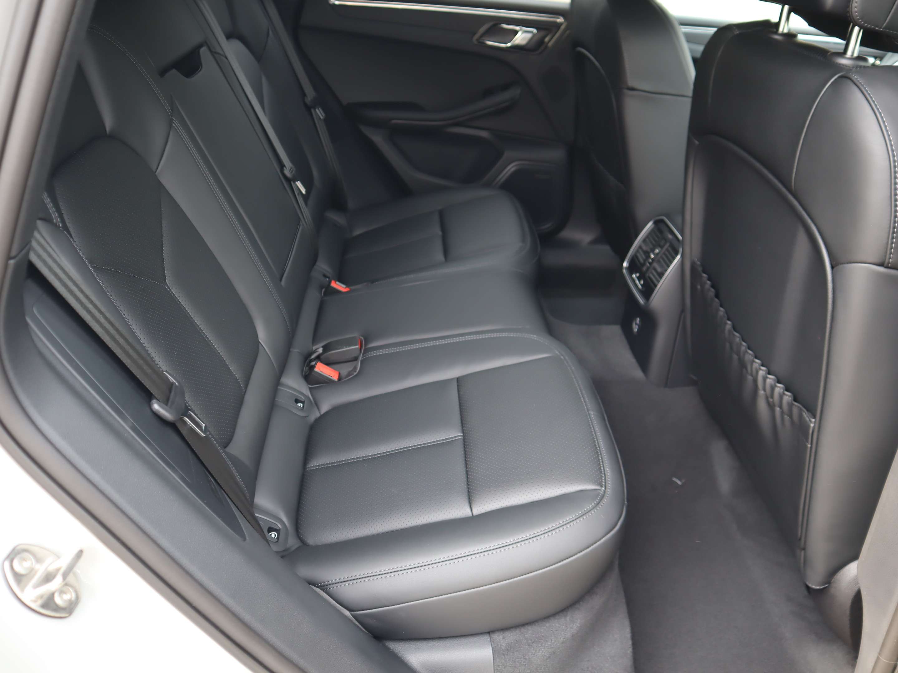 2025 Porsche Macan AWD thumb 27