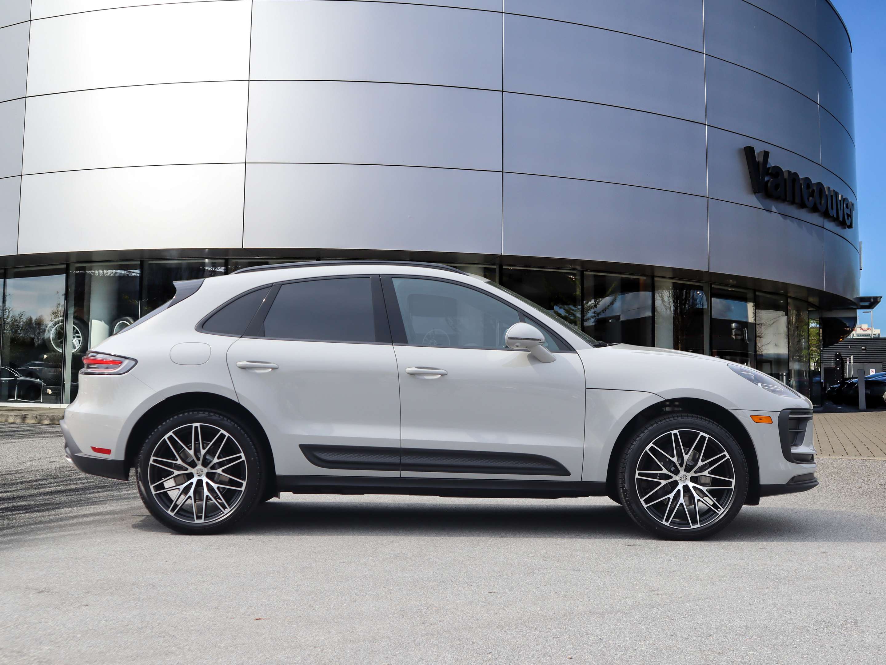 2025 Porsche Macan AWD thumb 6