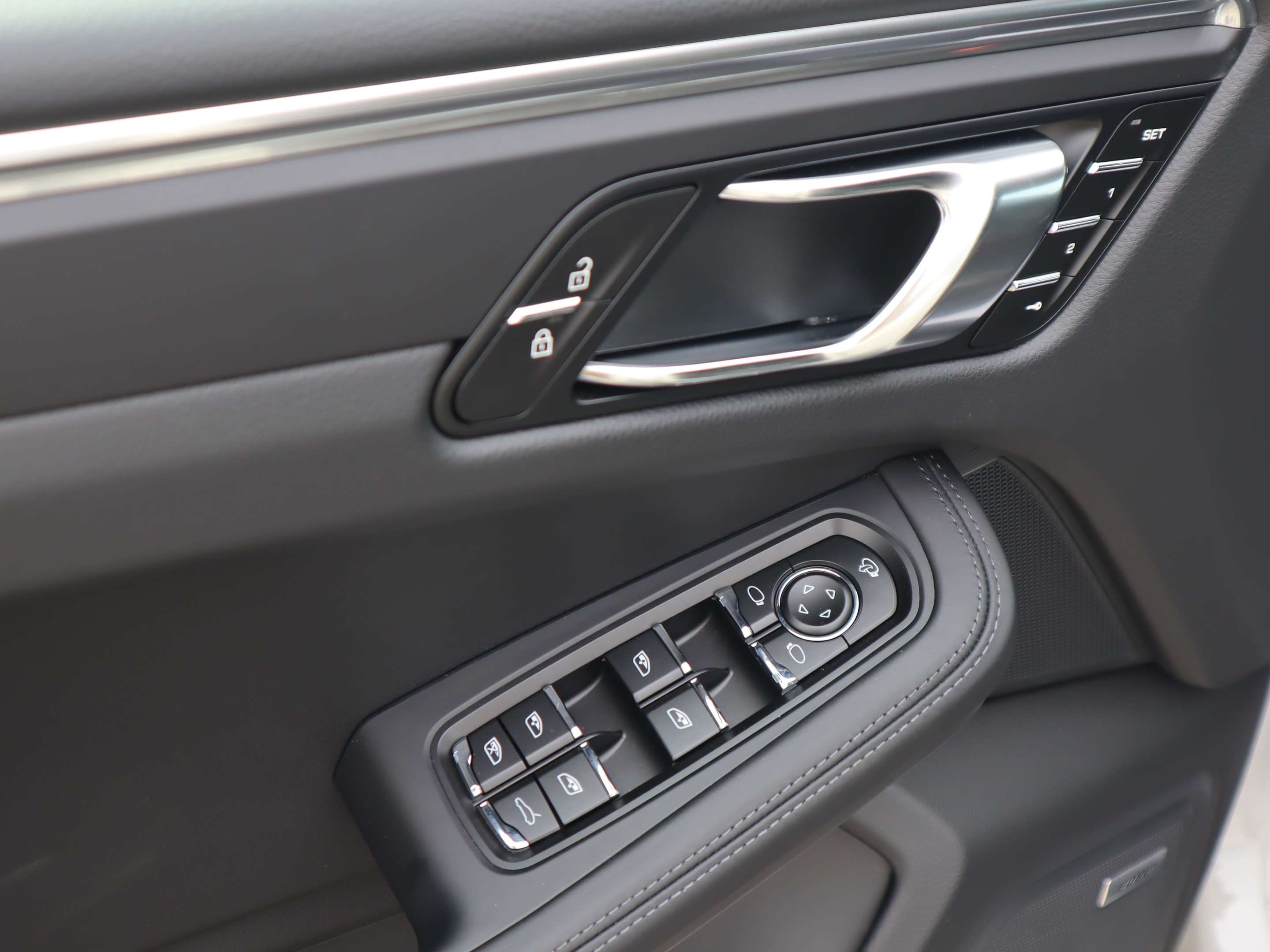 2025 Porsche Macan AWD thumb 11