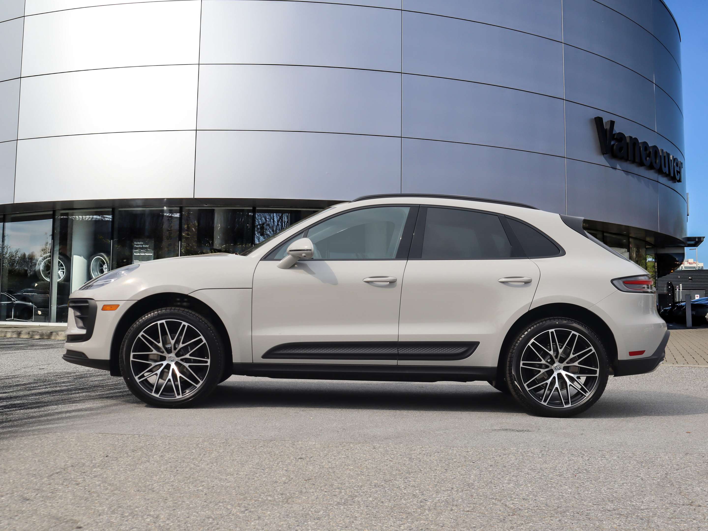 2025 Porsche Macan AWD alt 2
