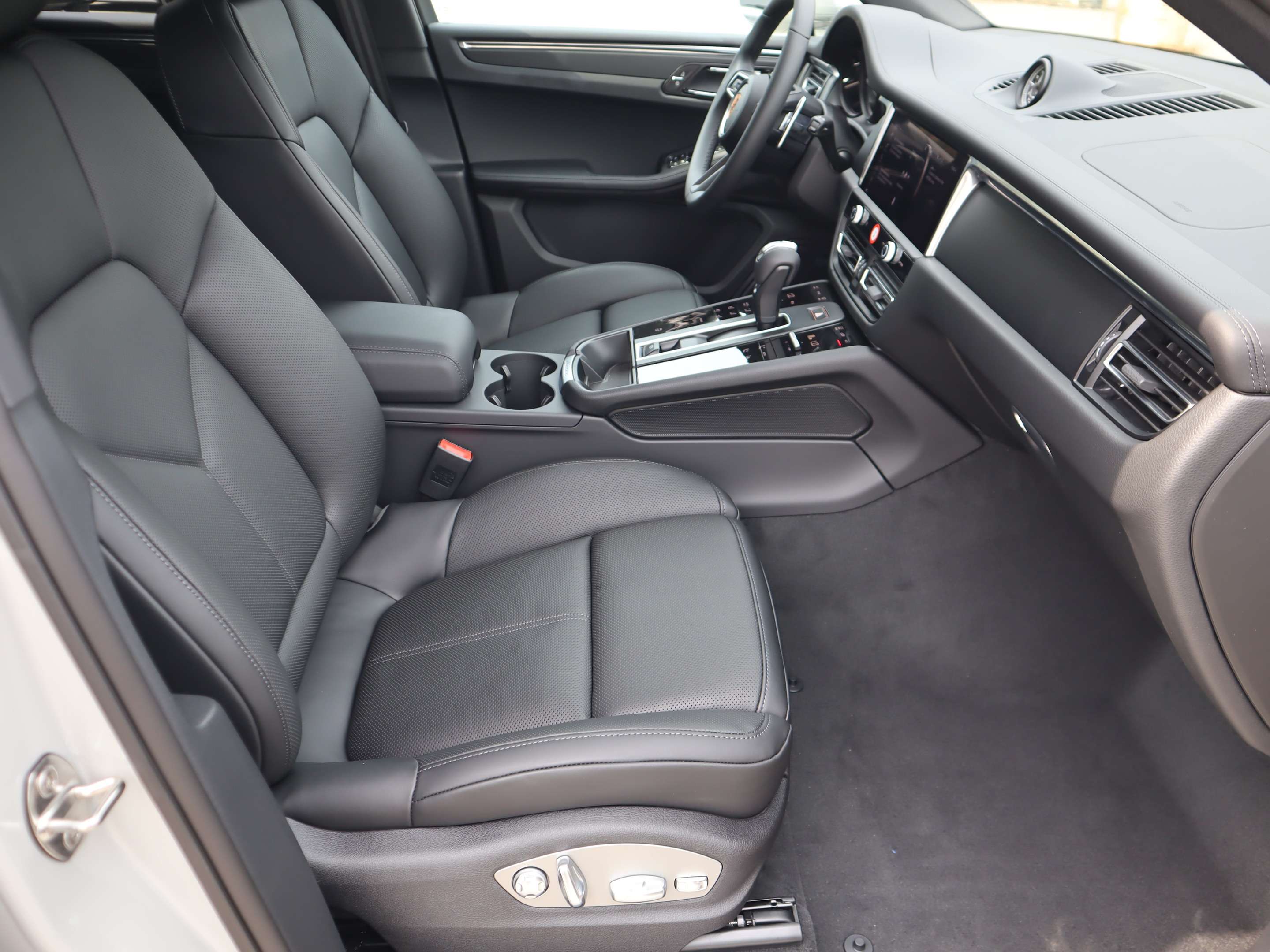 2025 Porsche Macan AWD thumb 25