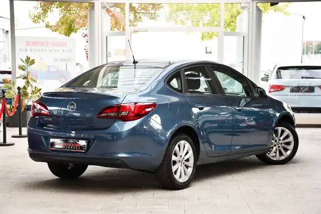 Opel Astra view 2