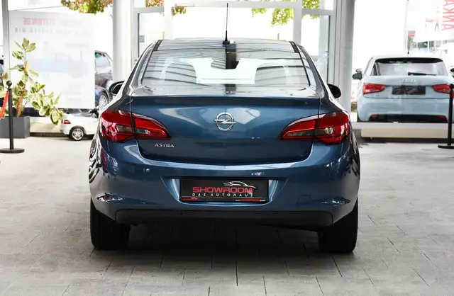 Opel Astra view 6