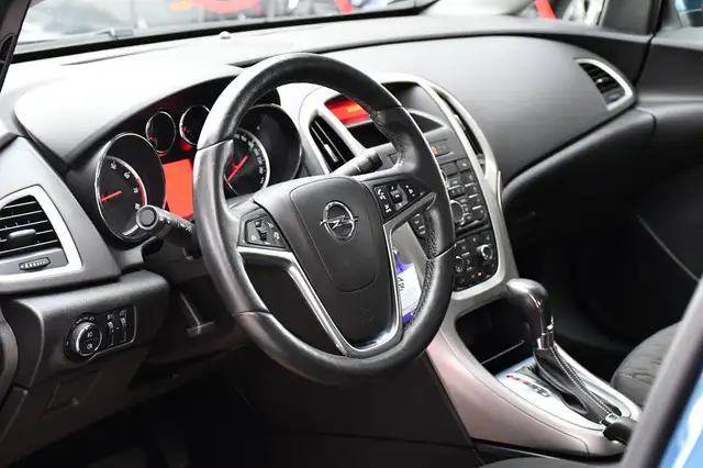 Opel Astra view 8