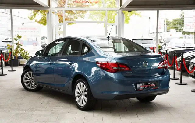 Opel Astra view 4