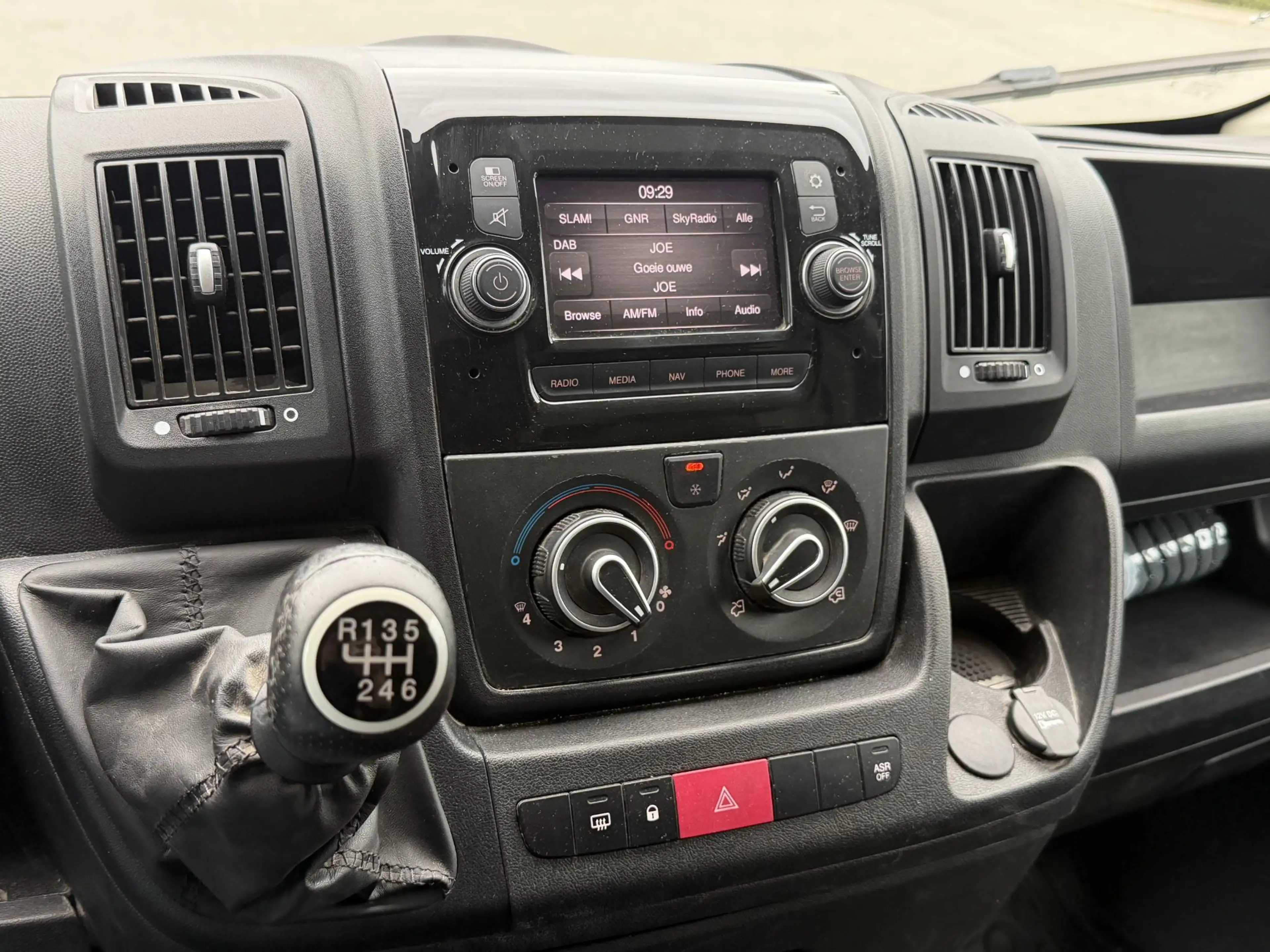 Peugeot Boxer 330 2.2 BlueHDi 120 L1H1 Premium — photo 10
