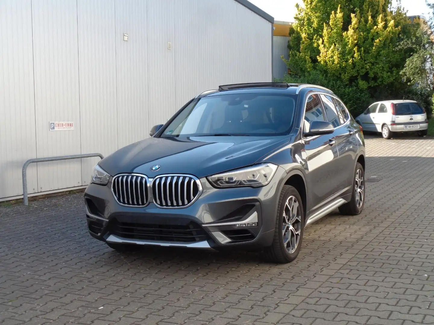 BMW X1 sDrive20i xLine Steptronic , Panorama, Navi Grigio - 2