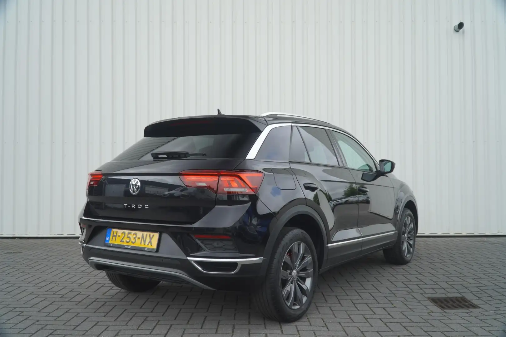 Volkswagen T-Roc 1.5 TSI 150pk Sport | Navigatie | Apple Carplay/An Noir - 2