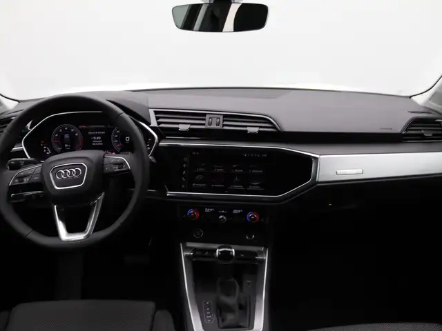 Audi Q3 view 8