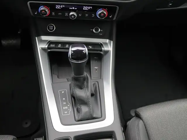 Audi Q3 view 13