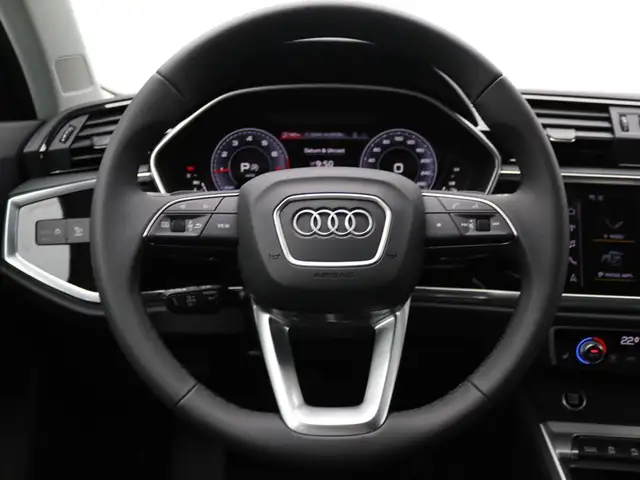 Audi Q3 view 12