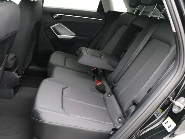Audi Q3 view 9