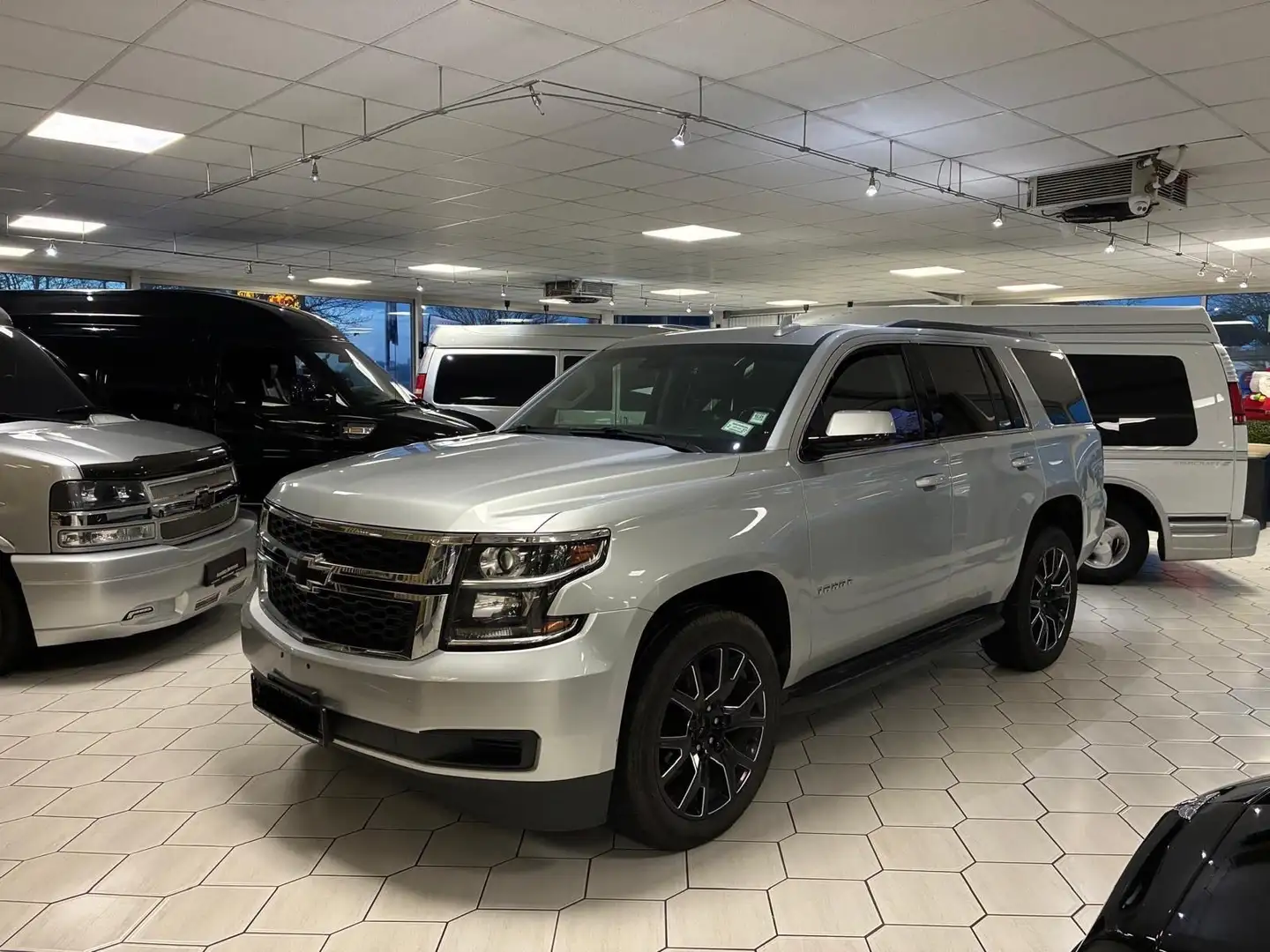 Chevrolet Tahoe 5,3 l V8 LT - AWD, 7 Sitze Silber - 1