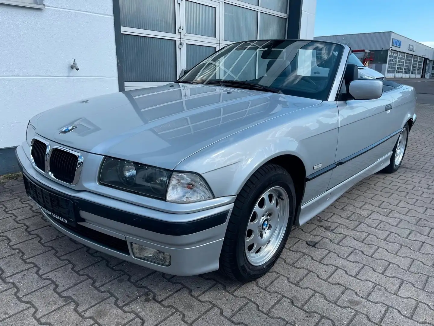 BMW 318 i E36 Cabrio 2.Hd/53'km!/Klima/SHZ/Liebhaber! Argent - 1