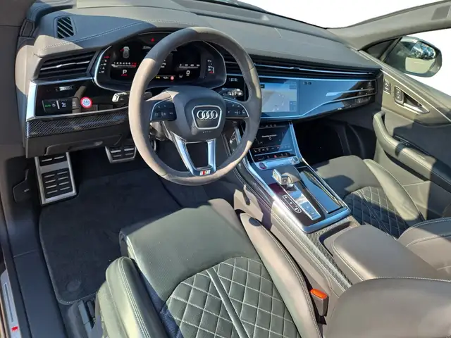 Audi SQ8 view 4