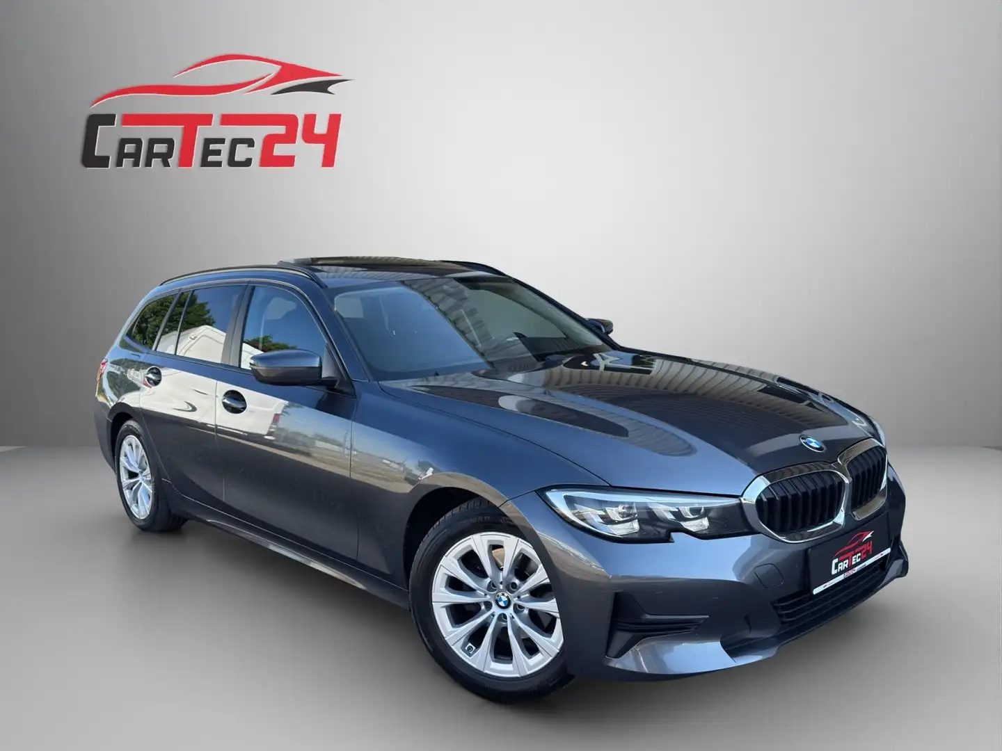 BMW 320 d Touring Advantage Aut. *PANO, AHK, KEYLESS* Grijs - 1