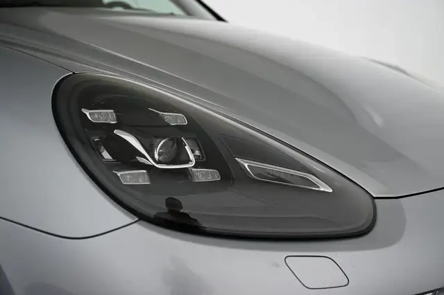 Porsche Cayenne view 15
