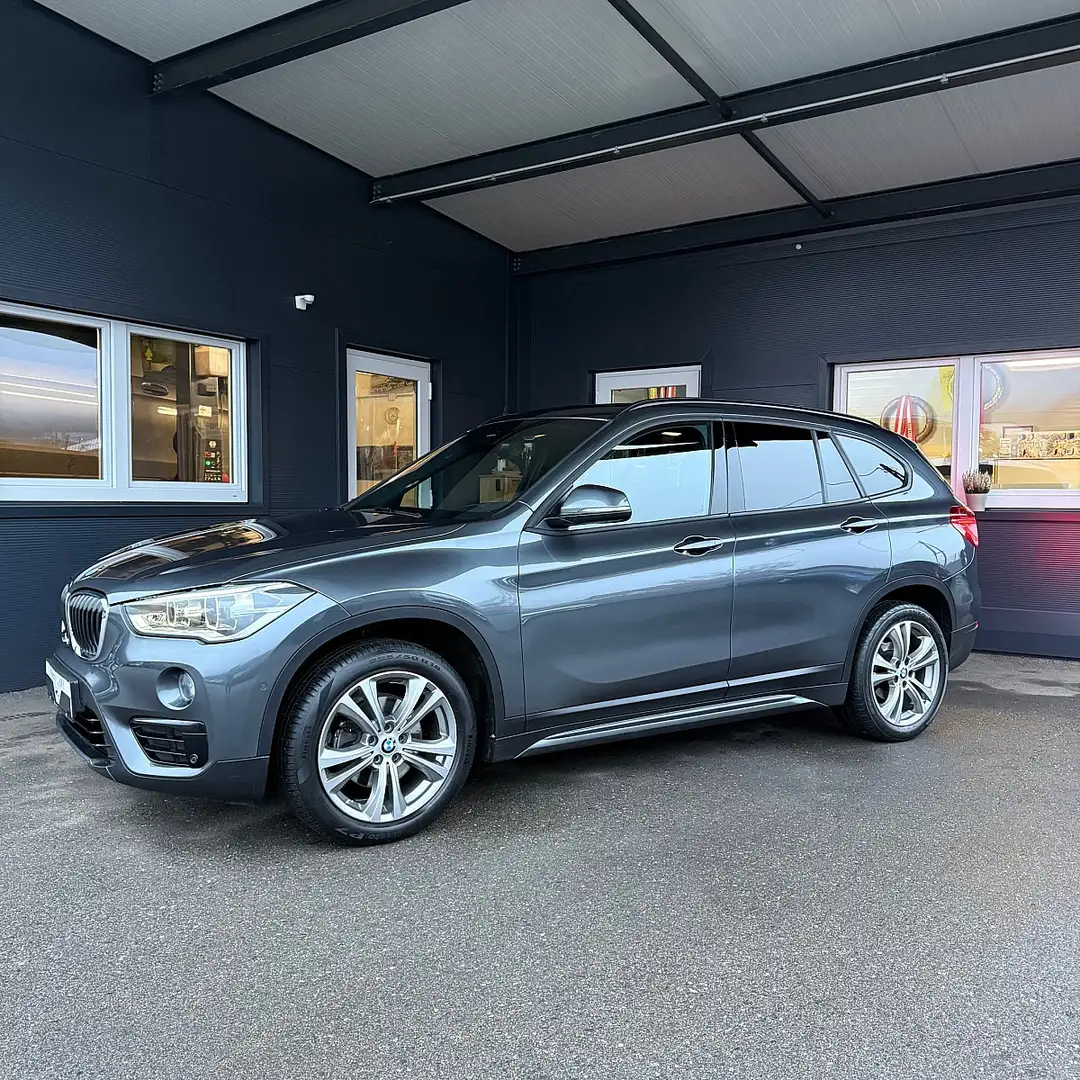 BMW X1 xDrive18d Sport Line Aut. Grau - 2